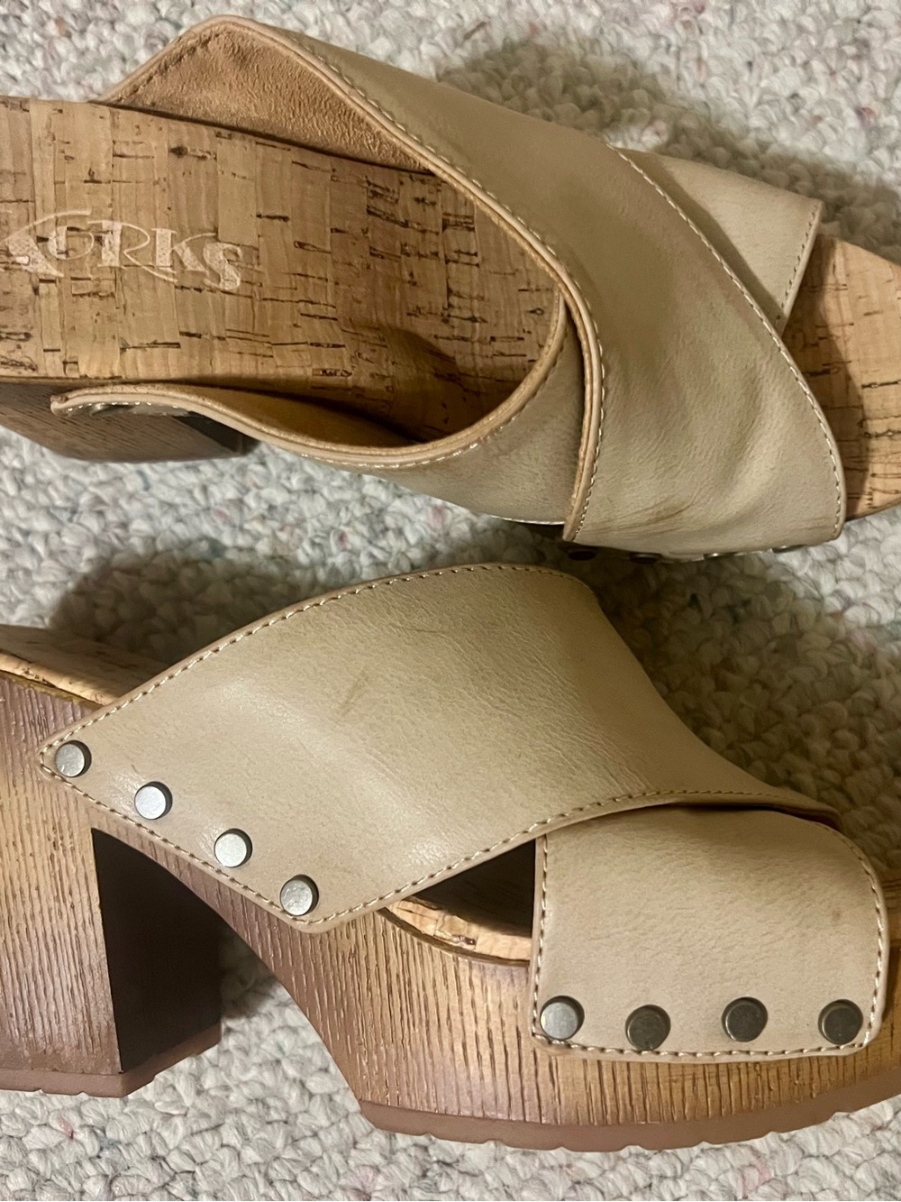 Kirk’s Women Beige Leather Crossover Platform Clog Sandals Heels Size 6